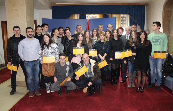 U Skupštini Crne Gore uručene diplome polaznicima Škole ljudskih prava