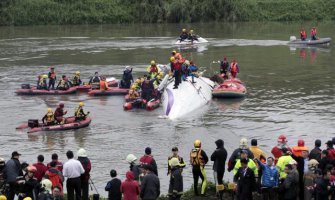 Putnički avion se srušio u rijeku, stradalo najmanje 26 osoba, a 17 nestalo