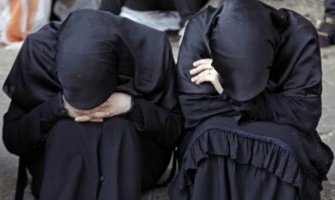 IS: Žene sa devet godina da se udaju, kozmetički saloni 