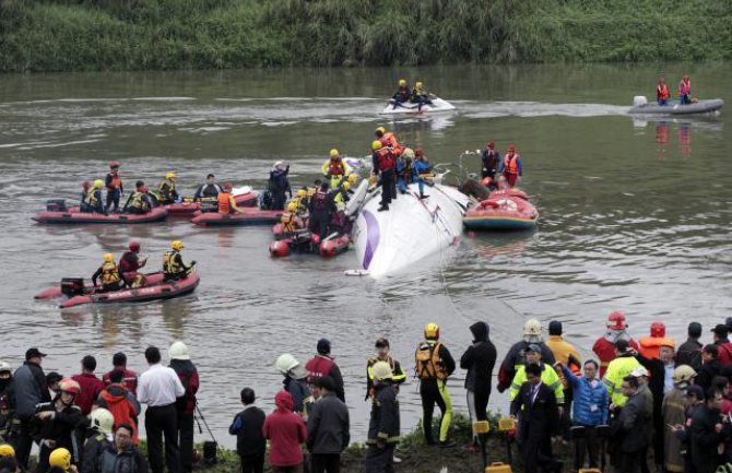 Pilot pronađen sa komandama aviona u ruci
