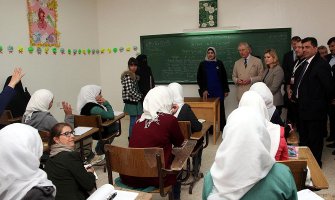 Princ Čarles posjetio sirijski izbjeglički kamp u Jordanu