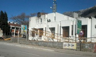 Sjeverni vjetar srušio dizalicu u Sutomoru