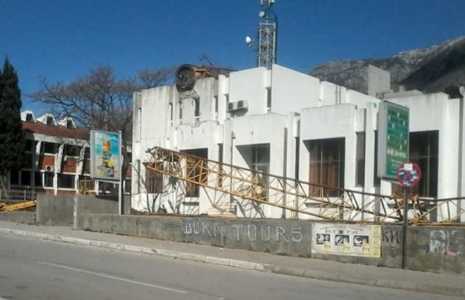 Sjeverni vjetar srušio dizalicu u Sutomoru