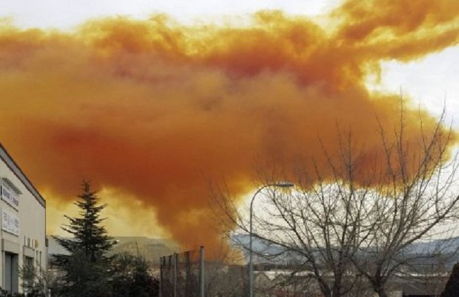 Nebo iznad Barselone postalo narandžasto (Video)