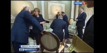 Lukašenko izmakao stolicu Putinu (VIDEO)