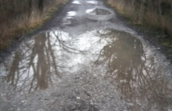 Prekinuti sa praksom  duplih aršina kada je u pitanju putna infrastruktura kroz prigradska naselja