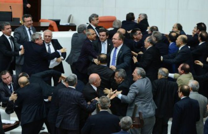 Ponovo tuča u turskom parlamentu (VIDEO)