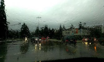 Putevi mokri i klizavi