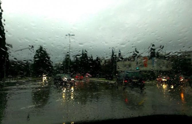 Putevi mokri i klizavi