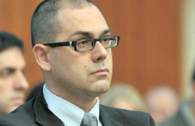  U igrama velikih sila, za CG najpametnije da se drži po strani