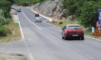 Uslovi za vožnju povoljni, na sjeveru moguća magla i odroni