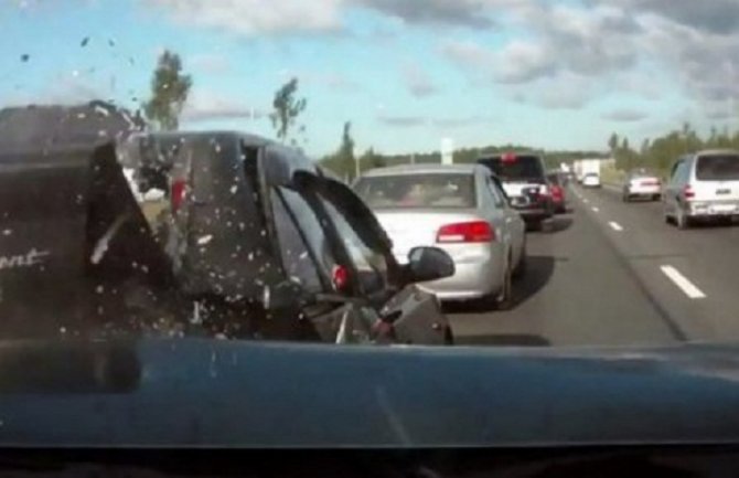 Dvoje povrijeđenih u lančanom sudaru