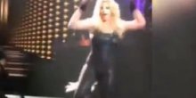 Otpala joj kosa usred nastupa! (VIDEO)