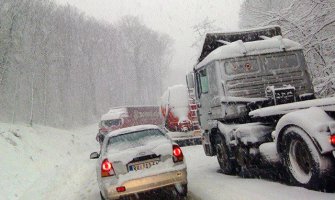 Na putu Podgorica-Bijelo Polje obustavljen saobraćaj za šlepere i kamione 