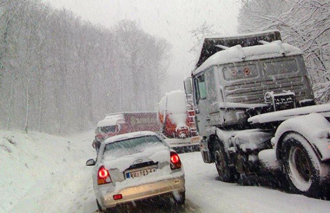 Na putu Podgorica-Bijelo Polje obustavljen saobraćaj za šlepere i kamione 