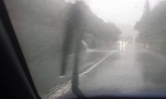 Oprez zbog klizavih puteva i smanjene vidljivosti