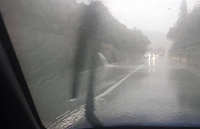 Oprez zbog klizavih puteva i smanjene vidljivosti