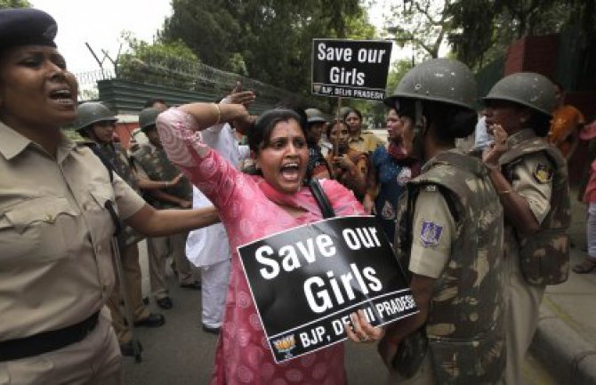 Uznemirajuće fotografije:Linčovali osumnjičenog za silovanje