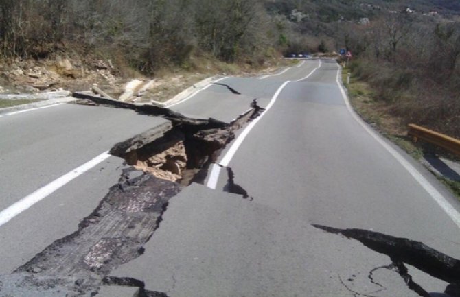 Zbog pojave klizišta nove zabrane saobraćaja