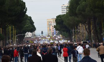 Hiljade pristalica opozicije na antivladinim protestima u Tirani 