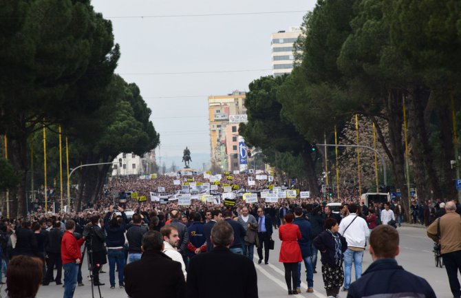 Hiljade pristalica opozicije na antivladinim protestima u Tirani 