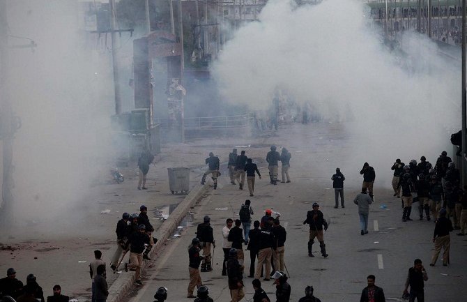 U sukobima policije i demonstranata poginula jedna, a povrijeđeno deset osoba