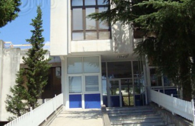 Drugovi ranjenog Baranina demolirali bolnički hol