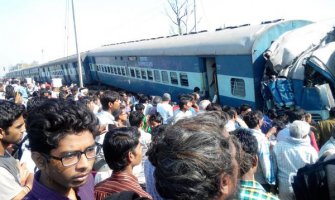 Indija: Voz iskočio iz šina, 26 mrtvih