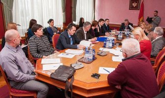 Sjutra o predlogu za naknade za majke troje djece