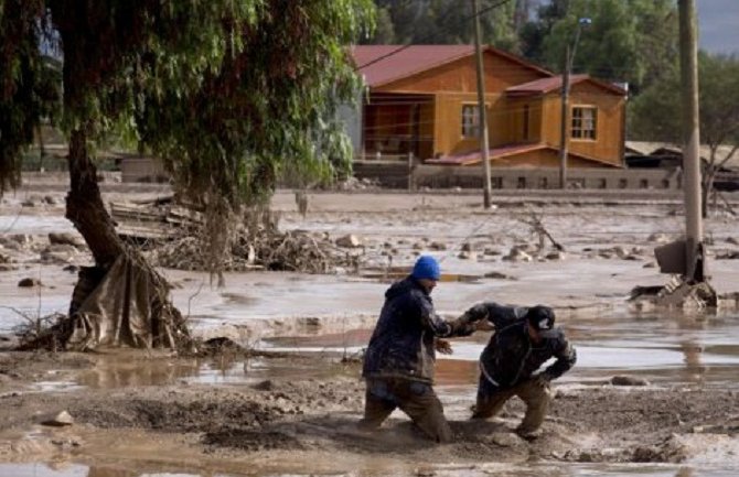 Devetoro stradalih u poplavama