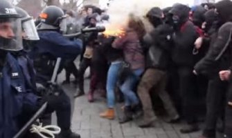 Policija iz neposredne blizine gađala u lice djevojku na protestu (VIDEO)