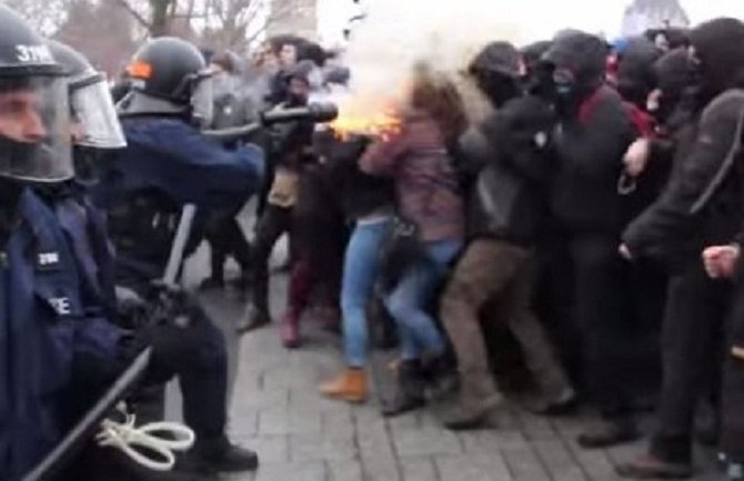 Policija iz neposredne blizine gađala u lice djevojku na protestu (VIDEO)