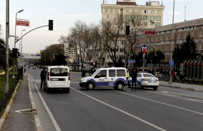 Istanbul:Oružani napad na policiju, jedan napadač ubijen, drugi u bijegu 