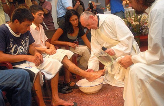 Papa Franjo prao noge 12 zatvorenika