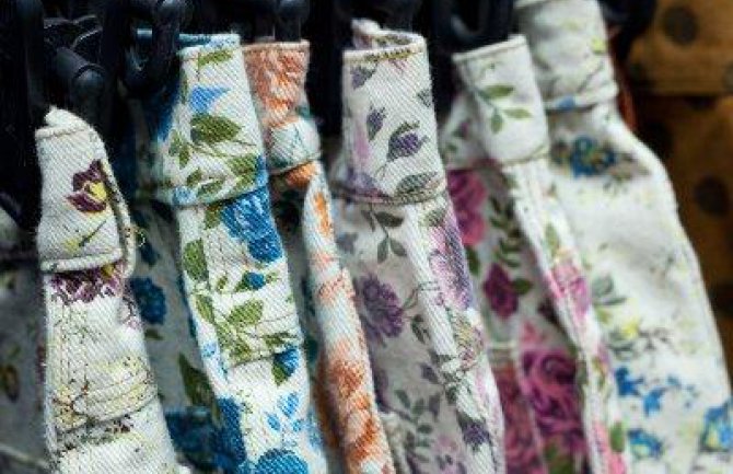 Morate ih imati ovog proljeća: Pantalone u cvjetnim dezenima