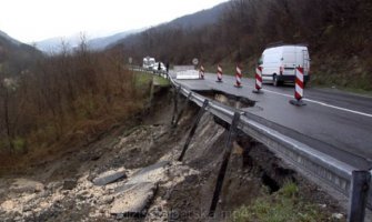 Klizište odnijelo traku na Ibarskoj magistrali