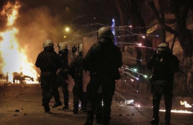 Povrijeđena dva policajca, 30 ljudi uhapšeno