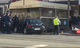 Automobil posle sudara završio  u bašti kafića, povrijeđeno pet osoba 