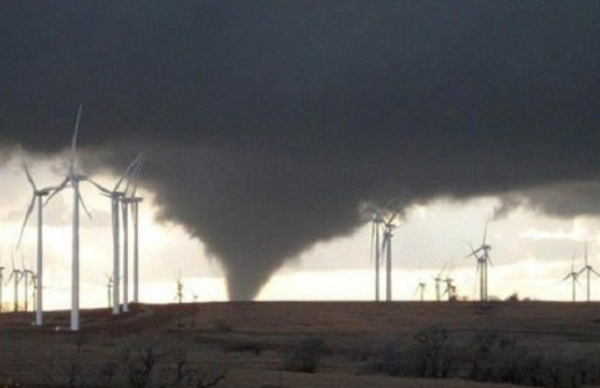 SAD: U tornadu poginule dvije osobe