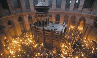 Desetine hiljada vjernika na ceremoniji Svetog ognja