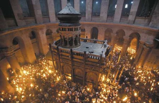 Desetine hiljada vjernika na ceremoniji Svetog ognja