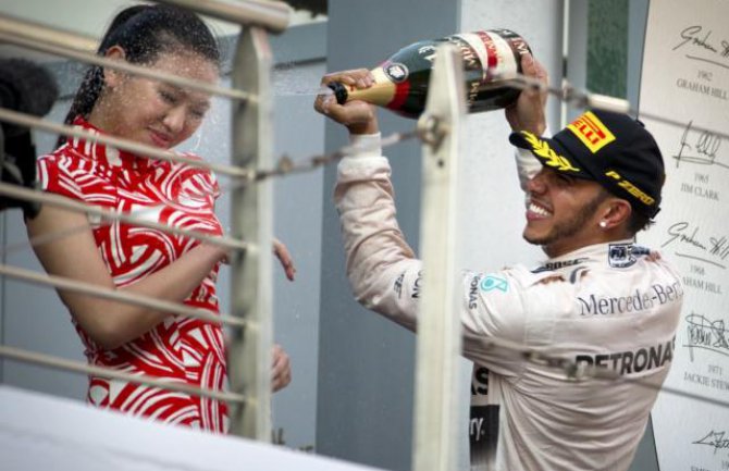 Osude Hamiltonu zbog prskanja hostese šampanjcem