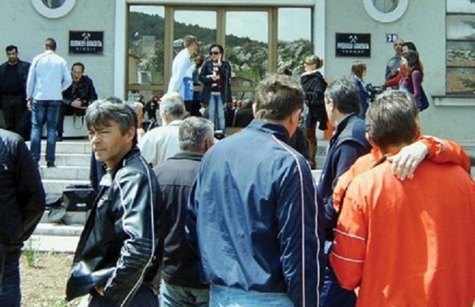 Radnici Boksita danas protestuju u znak upozorenja  da neće dopustiti slanje zaposlenih na Biro rada