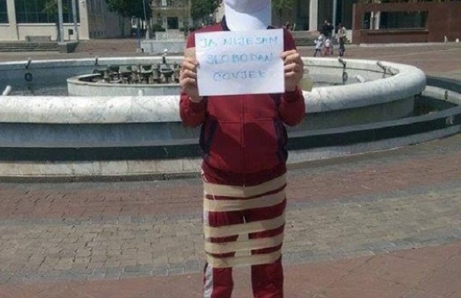 Kome i šta poručuje vezan mladić u centru Podgorice: Ja nisam slobodan čovjek