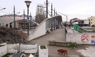 Maloljetnici sa palicama prešli most na Ibru 