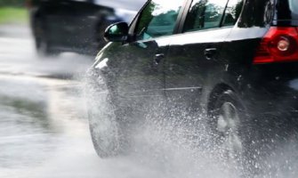 AMSCG: Putevi mokri, oprezno zbog magle