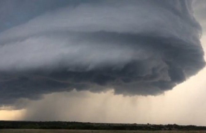 Ogromni tornado ruši sve pred sobom