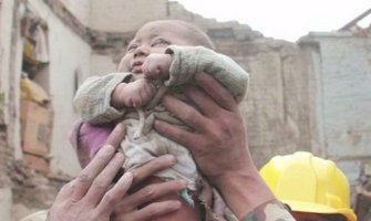 Nakon 22 sata ispod ruševina, pronađena živa beba!