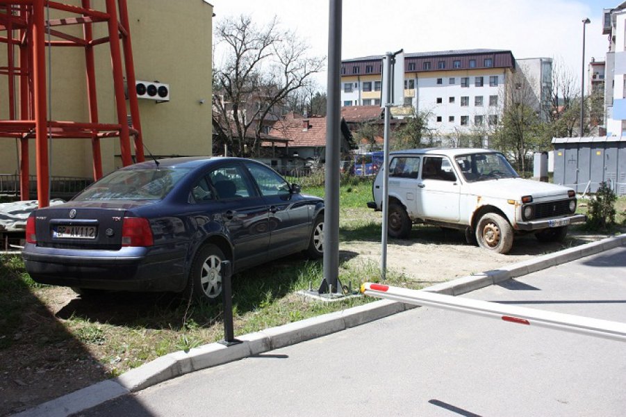 FotovozilanajavnojzelenojpovrsiniBPolje