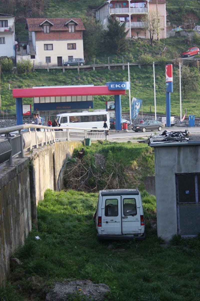 Fotovozilonajavnojzelenojpovrsinistoji5godinaBPolje